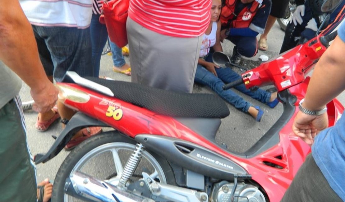 Colisão entre carro e moto deixa mulher ferida no Centro