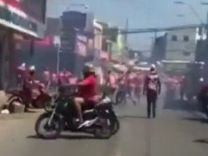 Torcedores se envolvem em confusão durante jogo neste domingo (13)