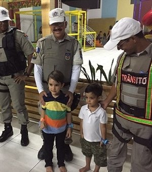 Policiais do BPTran participam de festa temática de menino que sonha em ser PM