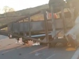 Reboque se desprende de caminhonete e bloqueia BR-423 em Delmiro