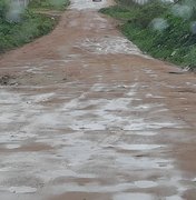 [Vídeo] Moradores de ruas sem pavimentação vivem em meio a buracos e lama na periferia de Arapiraca