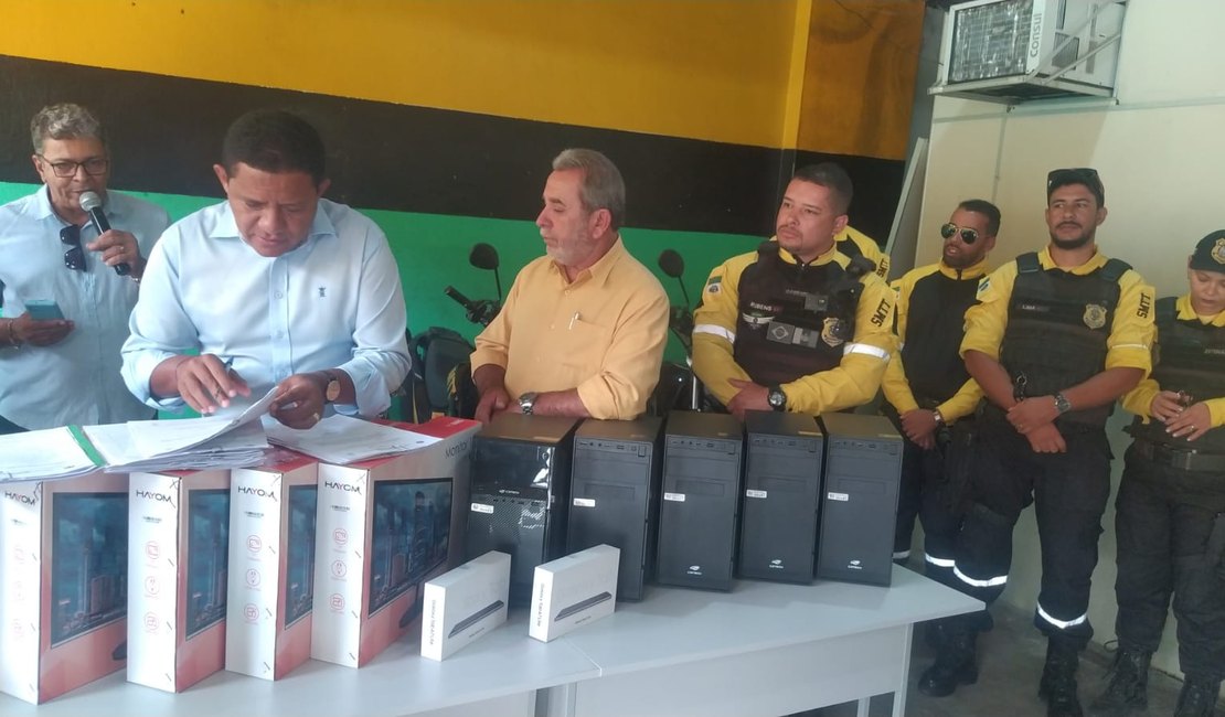 Prefeitura de Palmeira entrega novos equipamentos para SMTT