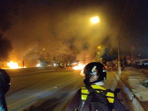 [Vídeo] Moradores fazem protesto e fecham a Durval de Góes Monteiro 