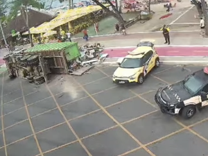 Vídeo registra tombamento de caminhão de lixo que deixou gari ferido na orla de Maceió