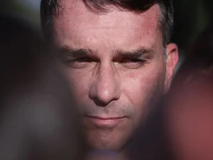 Flávio convoca vigília na frente do condomínio de Bolsonaro