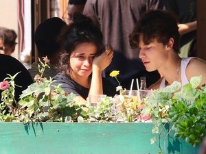 Camila Cabello é clicada chorando em restaurante com Shawn Mendes