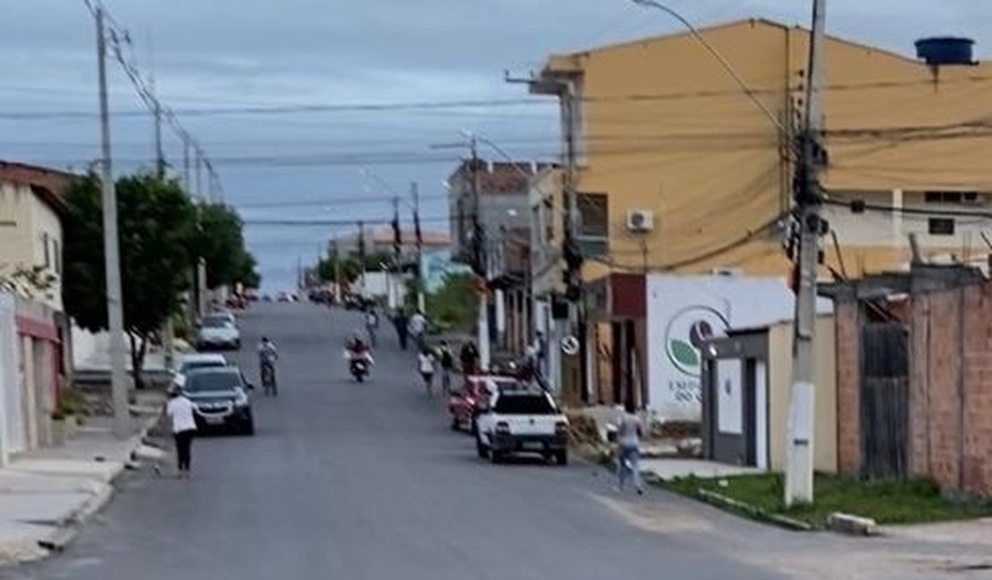 Após criança ser atropelada, moradores cobram sinalização em avenida de Delmiro Gouveia