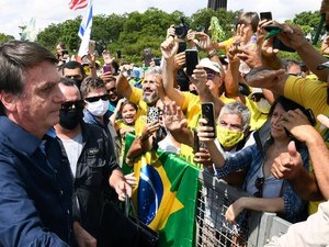 Bolsonaro vai a aglomeração em Brasília, pega criança no colo e rebate STF