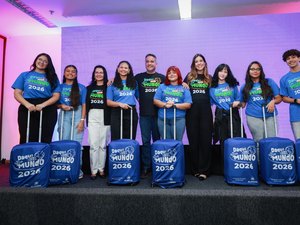 Governo entrega kits de viagem aos 200 alunos para intercâmbio na Inglaterra