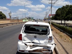 Carros colidem em frente ao Shopping de Arapiraca
