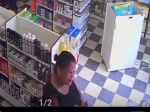 Mulher é flagrada furtando produtos em farmácia no Centro de Palmeira dos Índios