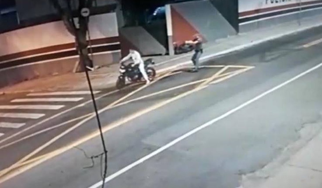 [Vídeo] Câmera flagra momento que policial mata piloto de moto pelas costas