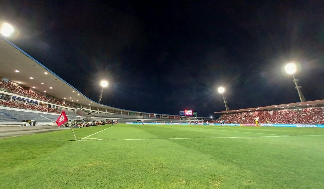 Secretaria de Esportes entrega novo sistema de iluminação do Estádio Rei Pelé