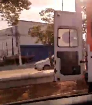 Colisão entre moto e ônibus deixa quatro pessoas feridas na Durval de Góes Monteiro