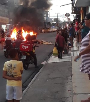 Moradores fecham Rua Cleto Campelo, no Jacintinho, em mais um protesto contra a falta d'água