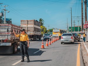 Obra em rede elétrica modifica trânsito da Avenida Gustavo Paiva, em Maceió