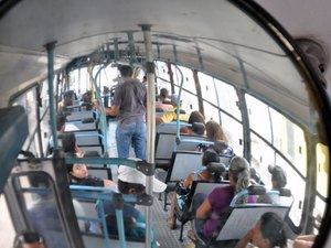 Ônibus é invadido por assaltante armado e criminoso foge com dinheiro do caixa