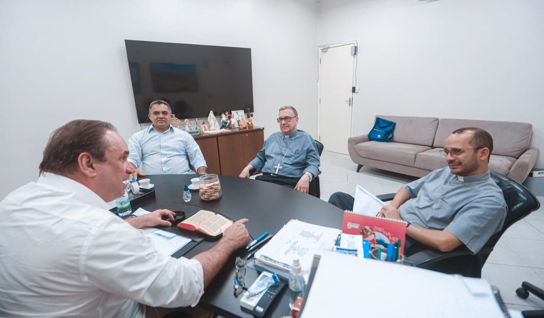 Bispo de Penedo visita prefeito Luciano Barbosa no Centro Administrativo