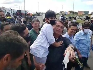 Bolsonaro vai a Minas sem máscara, causa aglomeração e pega criança no colo