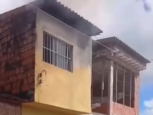 Incêndio atinge residência e vizinhos resgatam duas crianças em Rio Largo