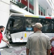 Ônibus invade agência bancária e deixa dois feridos no Rio
