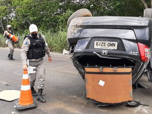 Motorista causa capotamento após perder o controle do veículo