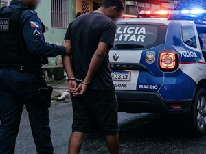 Ex-presidiário é preso após quebrar móveis e ameaçar a própria mãe no Clima Bom