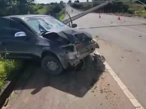 Carro colide em poste após desviar de buraco na AL-110, em Arapiraca