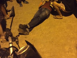 [Vídeo] Mototaxista é baleado e tem moto levada por suposto passageiro em Arapiraca