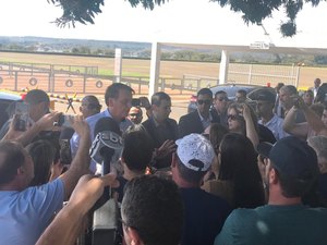 Em culto, Bolsonaro é recebido como ‘mito’ e defende Mendonça no STF