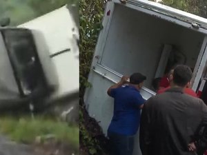 Caminhão que transportava carga de queijos tomba na pista molhada na BR-316, em Satuba
