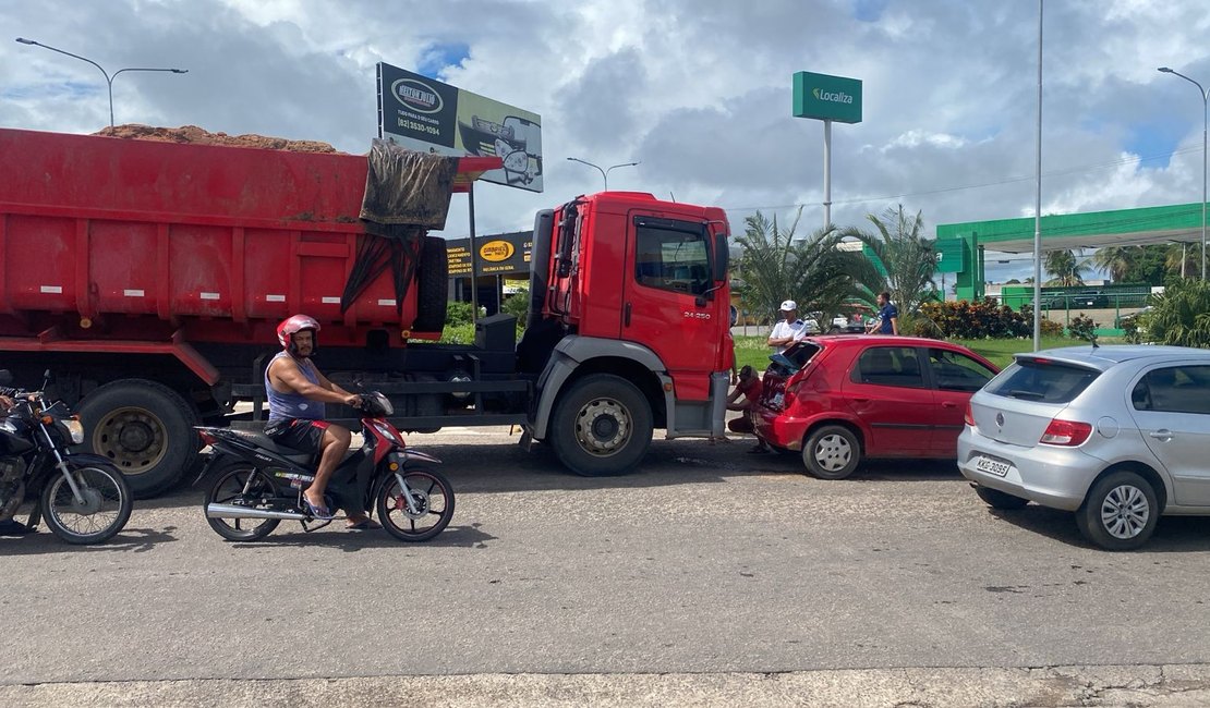 Colisão traseira entre caminhão e carro de passeio deixa o trânsito lento na AL-110