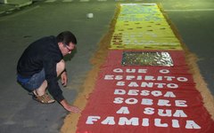 População se reúne para confeccionar tapete de Corpus Christi em Campo Alegre