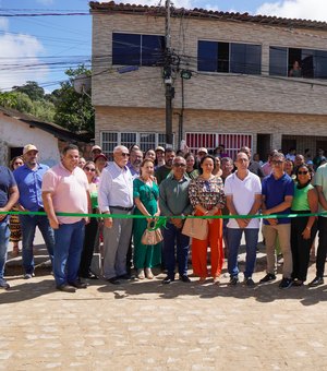 Prefeito reconstrói praça e inaugura rua no Pontal de Japaratinga