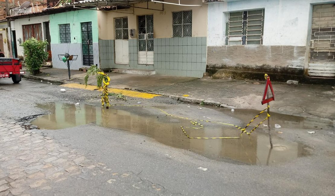 Chuva agrava buracos e afeta moradores da Rua Dr. Zeferino Rodrigues, em Maceió