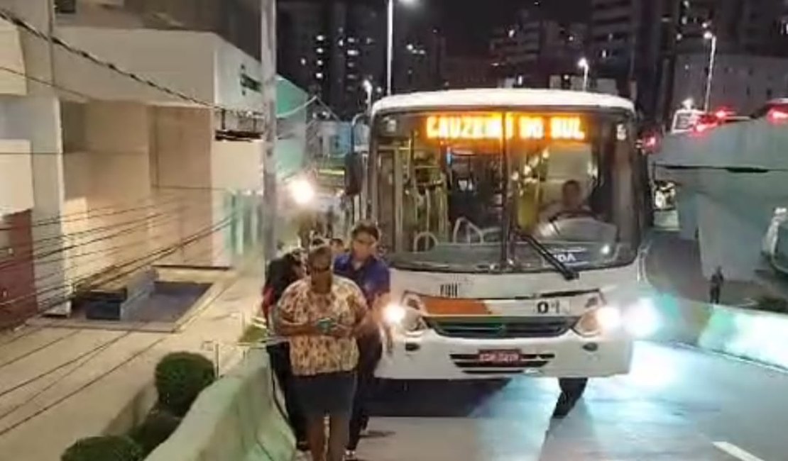 [Vídeo] Passageiros de ônibus descem do veículo para que ele consiga subir viaduto, em Maceió