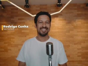 [Vídeo] Senador Rodrigo Cunha grava mensagem de fim de ano cantando em vídeo