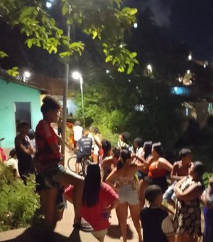 Homem é esfaqueado no peito na Grota do Estrondo, em Maceió; mãe é apontada como suspeita