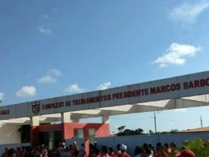 Torcedores vão ao CT do CRB, protestam e são contidos por policiais