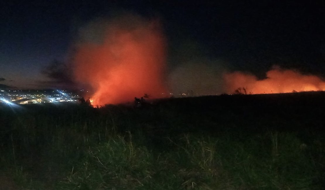Incêndio atinge área de vegetação e assusta moradores em Arapiraca