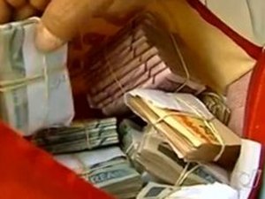 Passageira esquece bolsa com dinheiro em táxi e motorista procura a dona