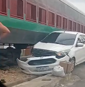 Carro é atingido por trem ao tentar atravessar linha férrea em Rio Largo