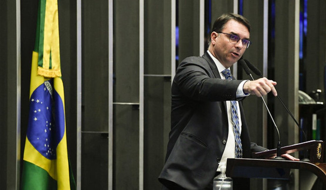 Flávio Bolsonaro chama de 'insana' operação da PF contra empresários