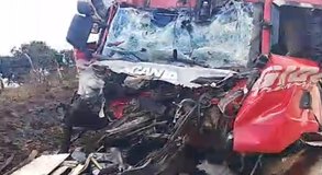 Colisão entre dois caminhões de carga deixa uma pessoa morta na BR-101