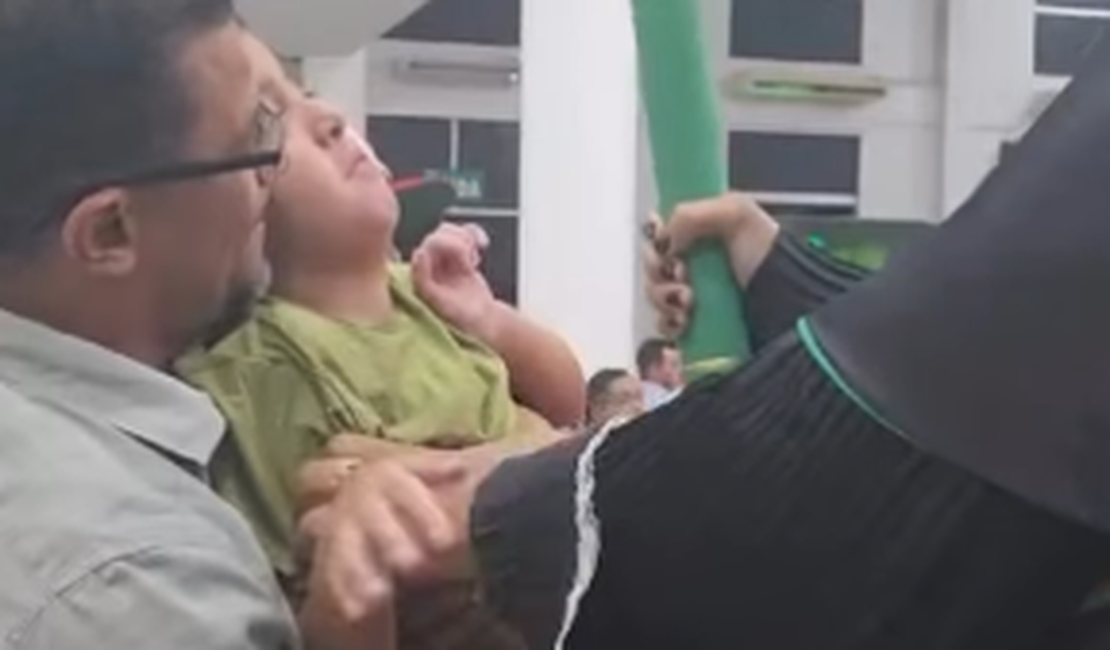 Mãe se forma em Fisioterapia para entender melhor condição do filho com AME