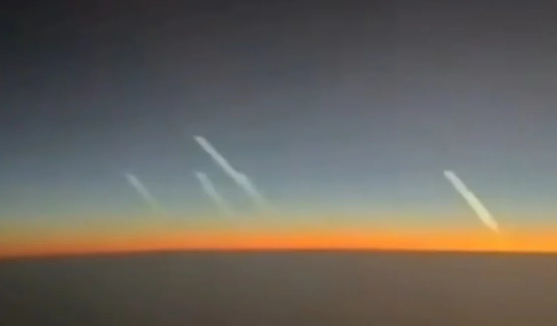 Explosões vistas de avião em Dubai revelam ataque do Irã a Israel nesta segunda