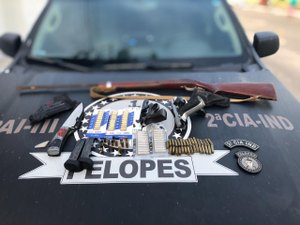 Homem é preso com armas após agredir esposa em Joaquim Gomes