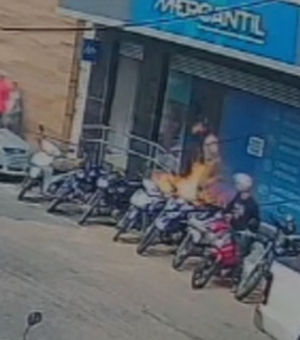 Imagens mostram toda a ação de suspeito em incêndio criminoso no Centro de Arapiraca