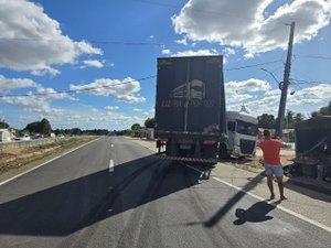 Motorista de carreta tenta evitar colisão, sai da pista e bate em poste em Porto Real do Colégio