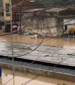 Chuva intensa alaga Vale do Reginaldo e acende alerta da Defesa Civil em Maceió